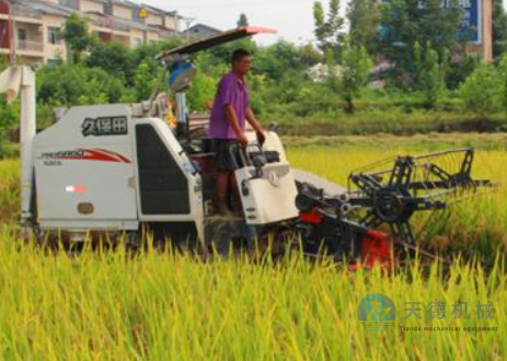 重庆市万州区开展水稻机收割手艺指导